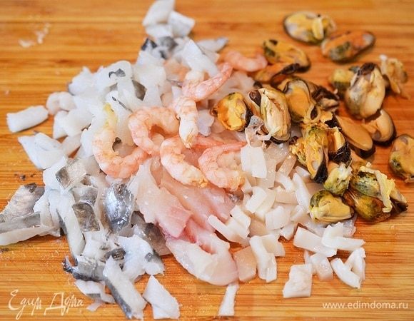 Рыбу и морепродукты разморозьте. Креветки очистите, мидии оставьте целыми, остальные ингредиенты отделите от костей и нарежьте кубиком.