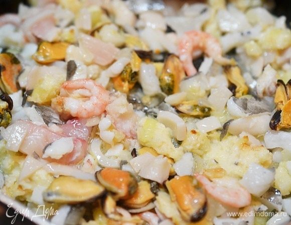 Добавьте к зажарке и обжаривайте все вместе минут 7.