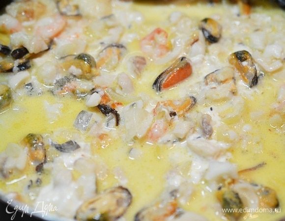 Залейте сливками, посолите, поперчите.