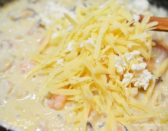 Добавьте 2/3 сыра, брынзу. Все перемешайте.