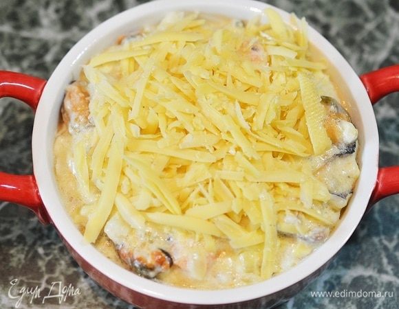 Выложите в форму для запекания или в креманки. Сверху посыпьте оставшимся сыром.