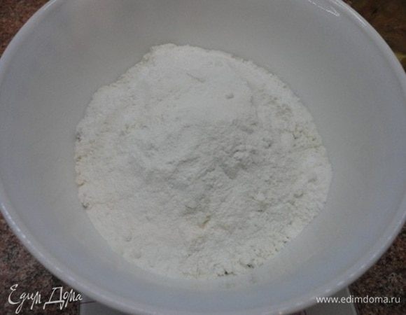 Смешиваем сухие ингредиенты для основы, за исключением сахара.