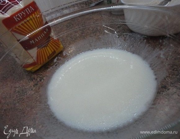 В отдельной емкости смешиваем кефир, растительное масло и сахар. Перемешиваем.