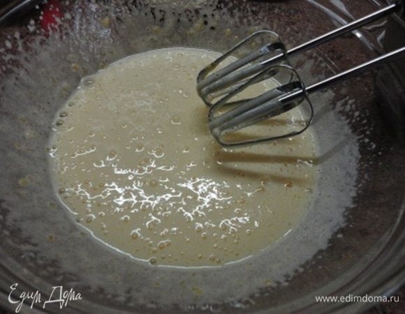 Добавляем по одному 2 яйца (крупные! или 3 мелких) и взбиваем.
Смешиваем с сухими ингредиентами и выливаем тесто в форму для запекания. У меня разъемная. Дно я выстлала пекарской бумагой. 
Выпекаем 30–35 минут при температуре 180°С.