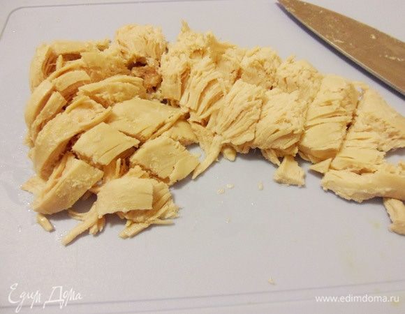 Отварное куриное филе нарезать крупными кубиками.