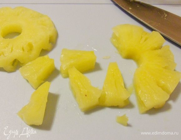 Консервированные кольца ананаса нарезать кубиками, равными по размеру с куриными.