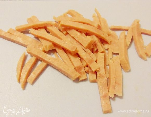 Вареную ветчину нарезать соломкой.