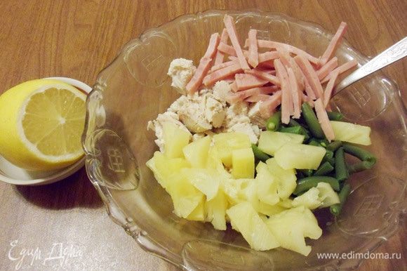 В салатнике замариновать в лимонном соке филе курицы, ветчину, ананас и предварительно отваренную в течение 1 минуты фасоль.