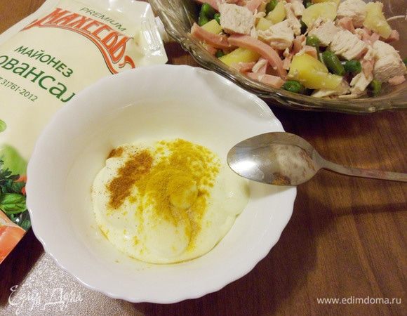 К майонезу ТМ «МахеевЪ» добавить красный острый перец и приправу карри.