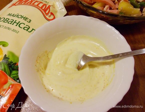 Добавить сливки и тщательно перемешать.