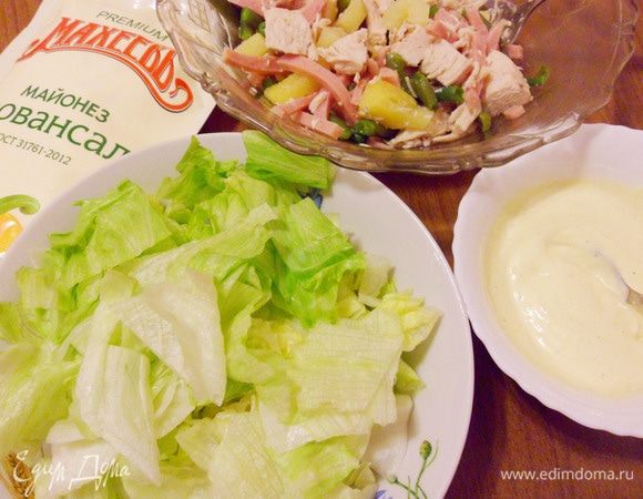 Небольшой кочан салата айсберг нарезать крупными кубиками.