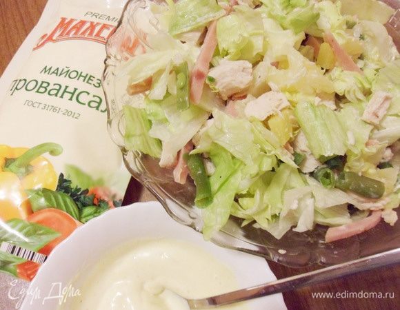 Перемешать все ингредиенты салата и заправить майонезным соусом.