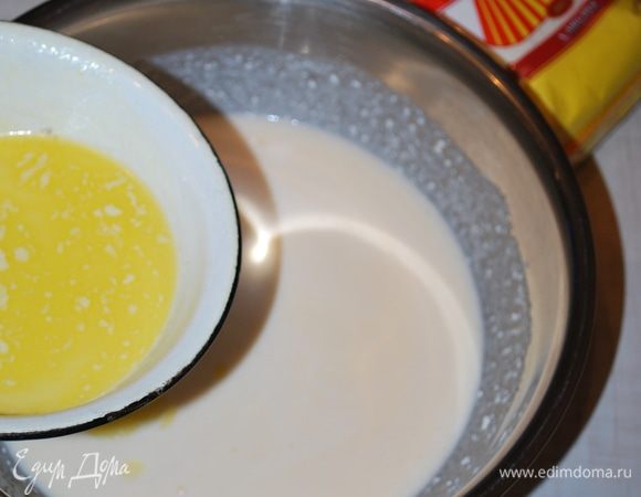 Растапливаем 70 граммов масла добавляем и все перемешиваем.