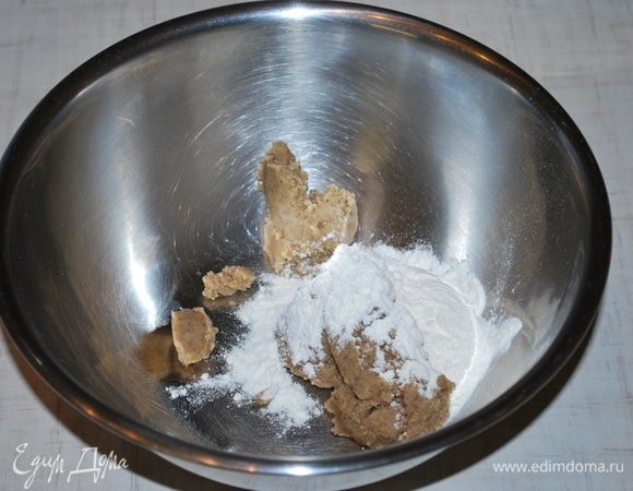 80 граммов пасты грецкого ореха соединяем с 25 граммами муки, получается крошка.