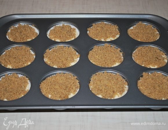 Посыпаем сверху ореховой крошкой. За счет сахара мусковадо и ореховой пасты вкус у шапочки будет орехово-карамельно-сливочной. Выпекаем в разогретой духовке при 170°С в течение 40 минут.