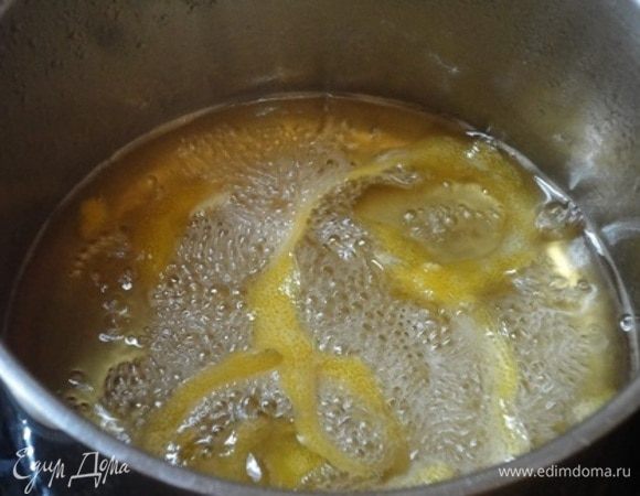 Пока печется манник, приготовим сироп. Для этого смешиваем воду, сахар и лимонный сок. Можно и цедру сюда же добавить. Уваривать при медленном кипении 20 минут.