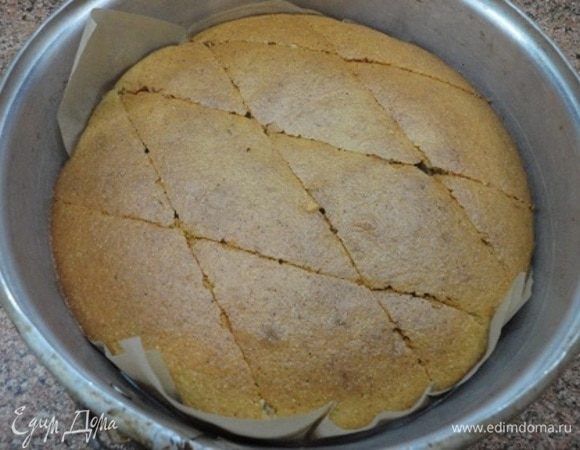 Манник проверяем деревянной шпажкой. Разрезаем на ромбы еще горячий манник прямо в  форме.