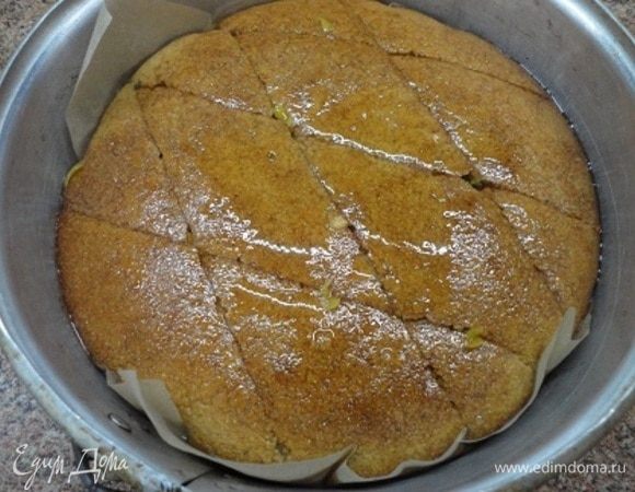 И поливаем горячим сиропом. Оставляем остывать и пропитываться. 