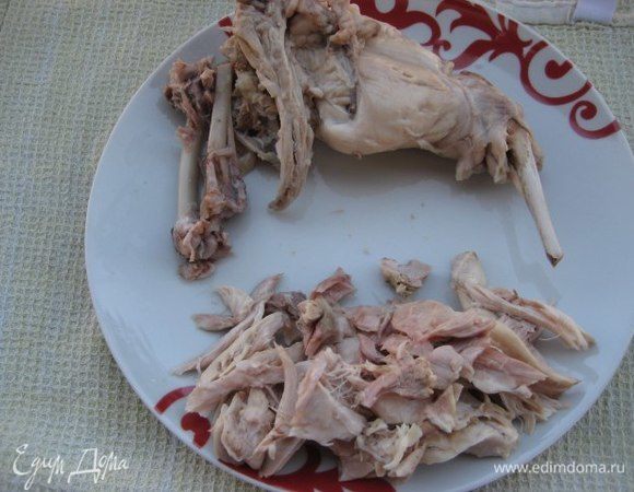 Мясо достать, остудить, снять мясо с кости, разобрав на небольшие кусочки.