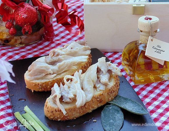 Убрать банку в холодильник на сутки. Перед подачей достать за полчаса и дать маслу оттаять. Подавать со свежим хлебом к бокалу белого вина.