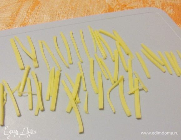 Твердый сыр нарезать такой же тонкой соломкой.