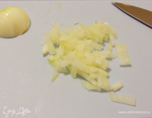 Репчатый лук нарезать мелкими кусочками.