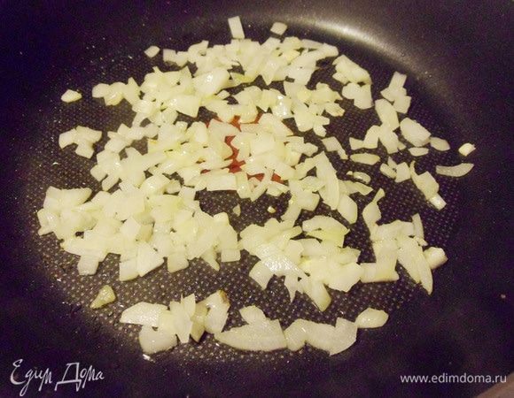 Обжарить лук на растительном масле до готовности.