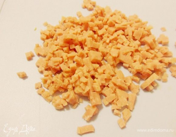 Ветчину нарезать мелкими кусочками.