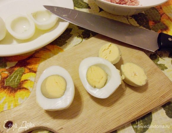 Яйца сварить вкрутую, охладить, нарезать половинками. Отделить белки от желтков.