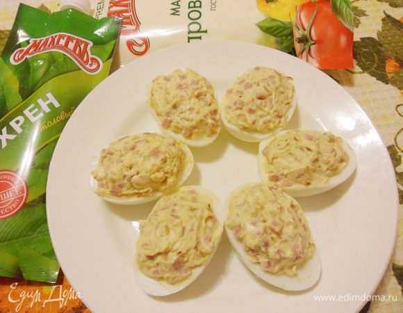 Нафаршировать половинки яиц.