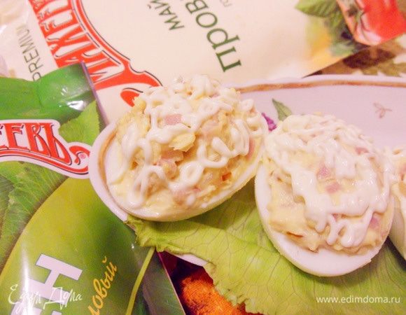 Сверху нанести сеточку из майонеза.