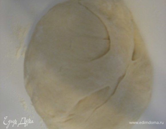 Тесто: соединить все ингредиенты в чаше миксера, вода должна быть слегка теплая. Насадкой «крюк» замесить мягкое эластичное тесто. Сформировать шар, положить в глубокую миску, смазанную оливковым маслом, накрыть пищевой пленкой, оставить в теплом месте на 1,5 часа.