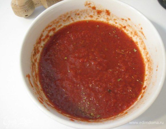 Томатный соус пассата посолить, добавить щепотку орегано, если соус кислый, добавить щепотку сахара.