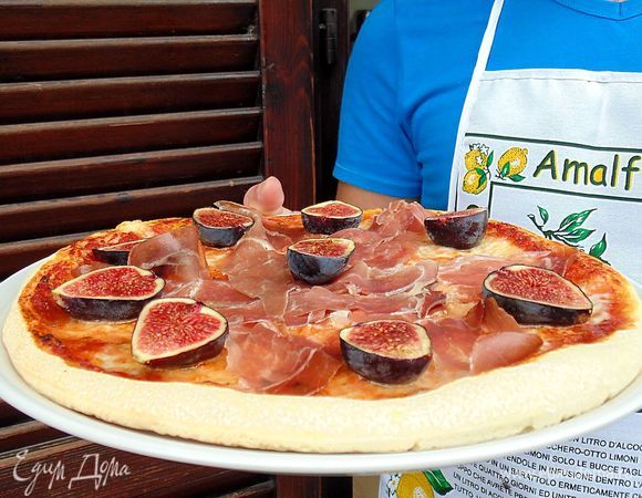 На горячую пиццу выложить инжир и прошутто. Подавать сразу же. 
Приятного аппетита!