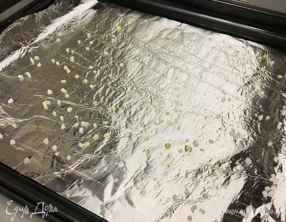 На противень выстилаем фольгу, смазываем оливковым маслом и посыпаем морской солью.