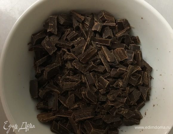 Для начала нарежем на меленькие кусочки шоколад и отложим его в сторону.
