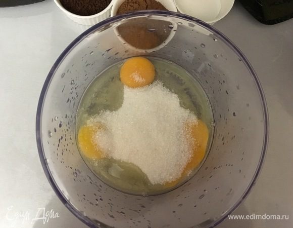 Взбиваем яйца с сахаром до пышной пены.