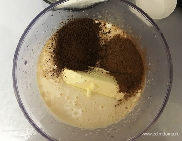 Добавляем в яичную смесь размягченное масло, какао, кофе и хорошо перемешиваем.