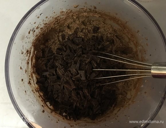 Добавляем кусочки шоколада и тщательно перемешиваем.