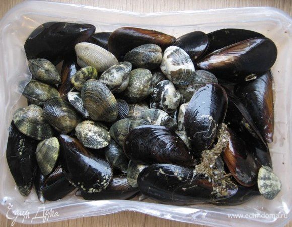 Морепродукты помыть, выкинуть сломанные и открытые ракушки, у мидий оборвать бородку. 