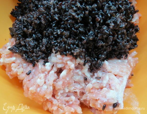 Рис промыть и отварить согласно инструкции на упаковке. Для запеканки нужно 2 стакана готового риса. Можно использовать дикий рис, в этот раз я взяла черный рис, оба варианта очень вкусны. Соединить фарш и готовый остывший рис.