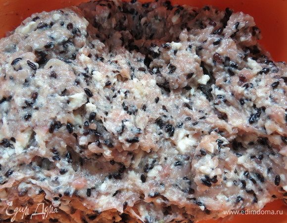 К фаршу добавить чеснок (пропущенный через пресс), приправы, сметану, острый томатный соус, сушеный укроп, приправу для мяса, соль и черный перец.