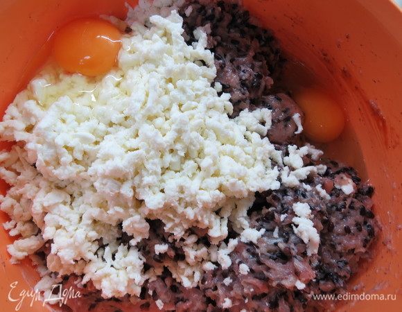 Затем добавить яйца и натертый сыр моцарелла, все хорошо перемешать.