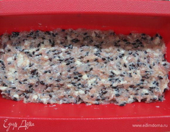 Форму слегка смазать оливковым маслом, выложить половину фарша на дно формы и выровнять. Я использовала силиконовую форму для кексов.