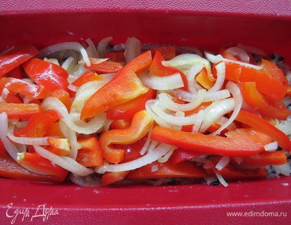 На фарш выложить остывшие лук с перцем.