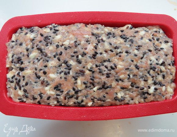 Накрыть начинку второй половиной фарша. Выпекать в разогретой до 180°С духовке примерно 45 минут.