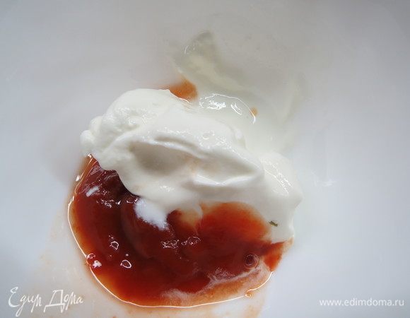 Соединить 1 ст. л. сметаны, 1/2 ч. л. острого соуса и 1/2 ч. л. кетчупа и хорошо перемешать.