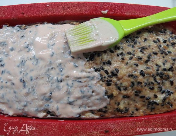 Спустя 45 минут вынуть запеканку из духовки и смазать получившимся соусом верх запеканки. Выпекать в духовке еще примерно 15 минут при температуре 90°С.