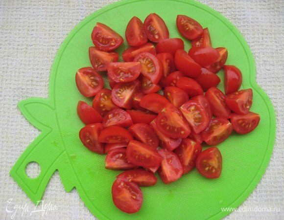 Помидоры порезать. Чеснок почистить, петрушку мелко порубить.