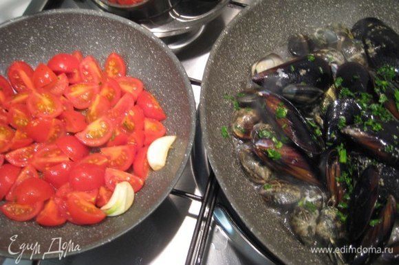 В другой сковороде разогреть 1 ст. ложку оливкового масла, добавить дольку чеснока и помидоры. Посолить, поперчить. Потушить помидоры 5 минут на небольшом огне. Чеснок выкинуть.
